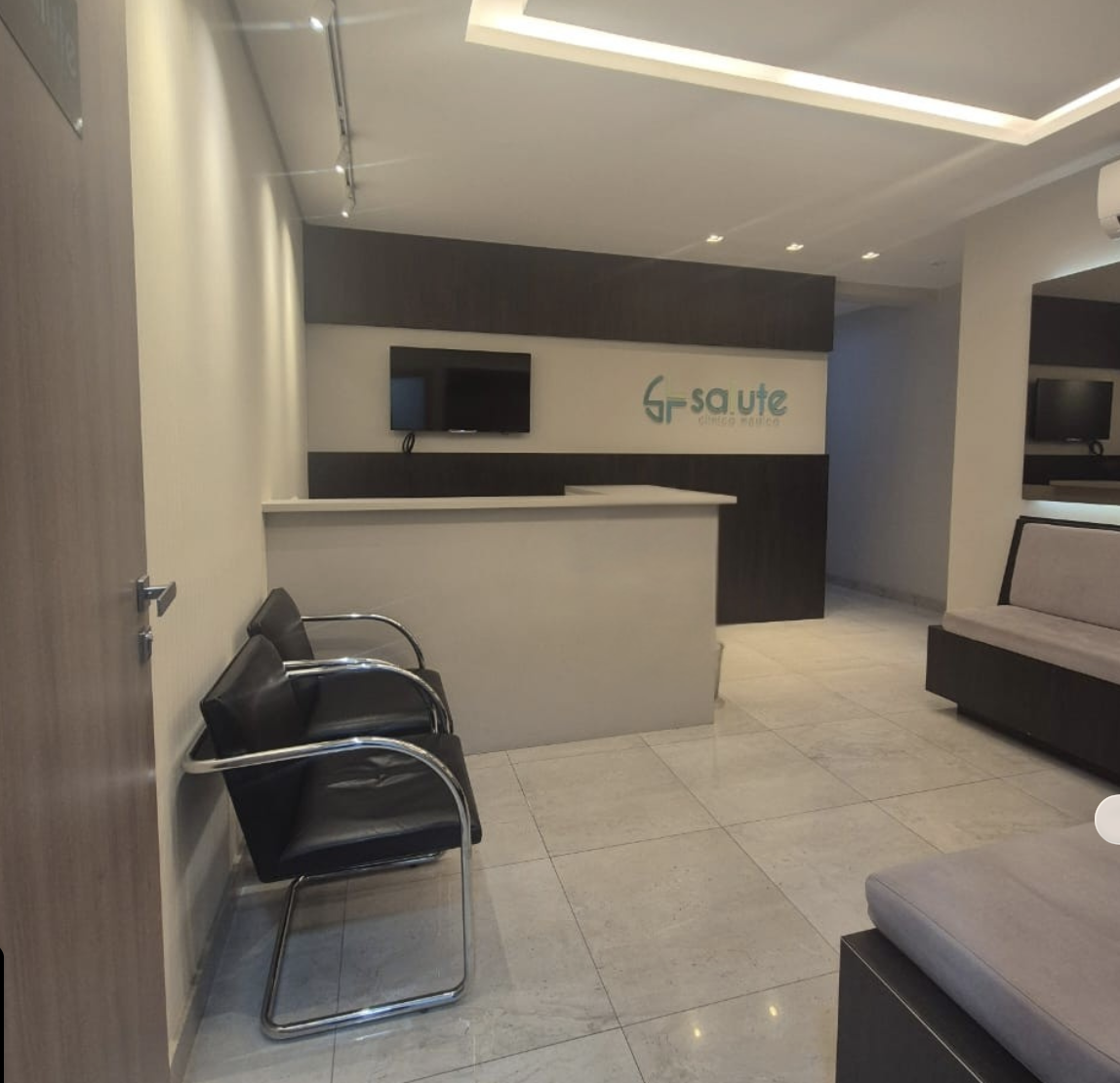 Sala de espera com sofá e cadeiras confortáveis na Clínica Médica Salute SJC
