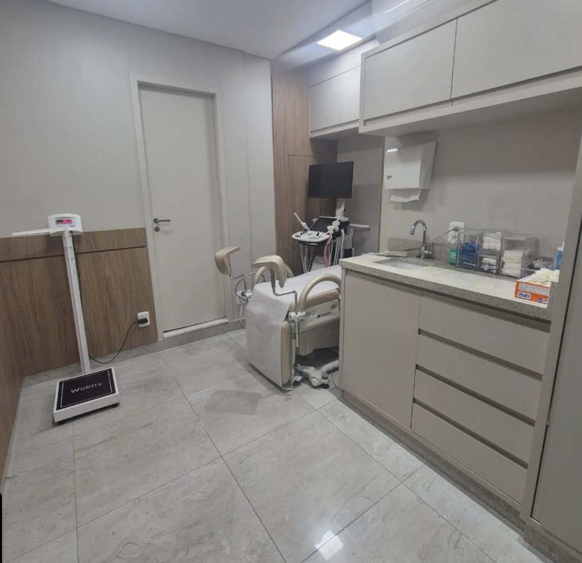 Sala de exames ginecológicos e obstétricos na Clínica Salute em São José dos Campos